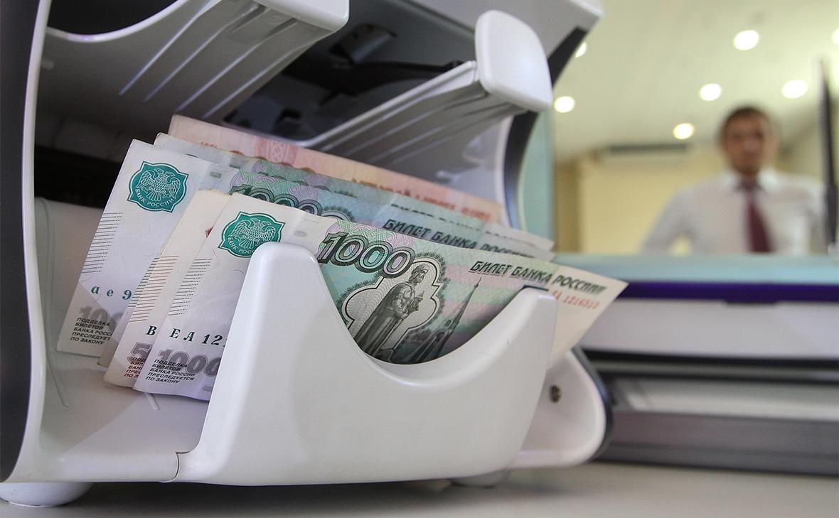 Россияне сократили объем наличных на руках впервые за полтора года