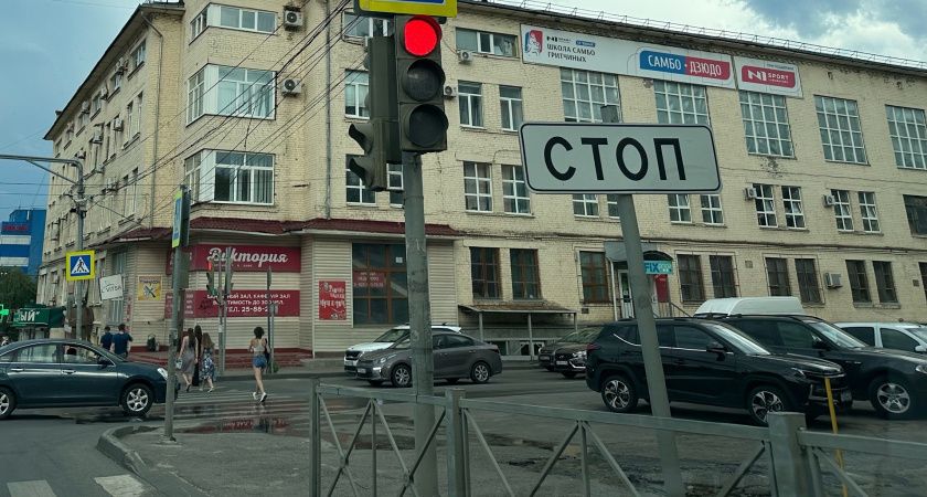 С 17 апреля водителям запретили открывать капот по требованию ГАИ: будет сразу штраф