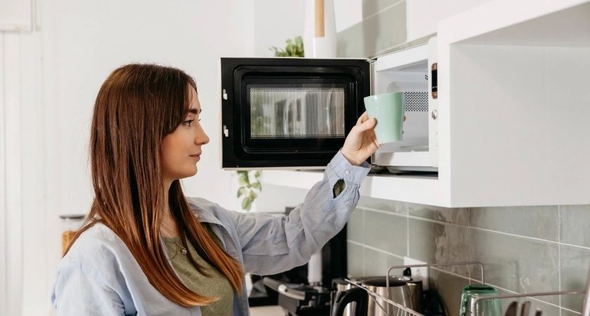 Секрет кристальной чистоты: как за 5 минут отмыть микроволновку без дорогой химии - о въевшейся грязи забудете надолго