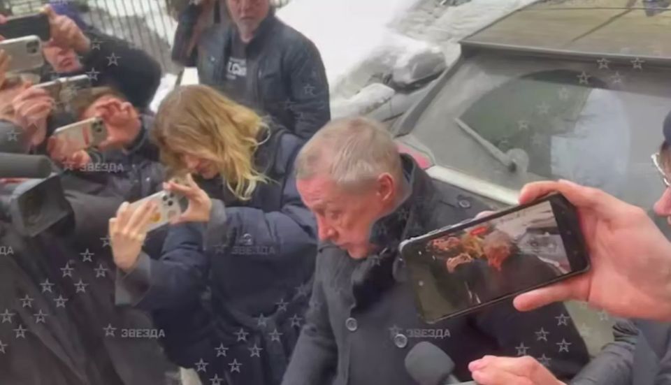 Освободившегося по УДО Михаила Ефремова заметили возле его московской квартиры — выглядел болезненным и уставшим