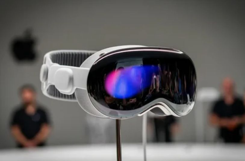 Apple Vision Pro: ,   