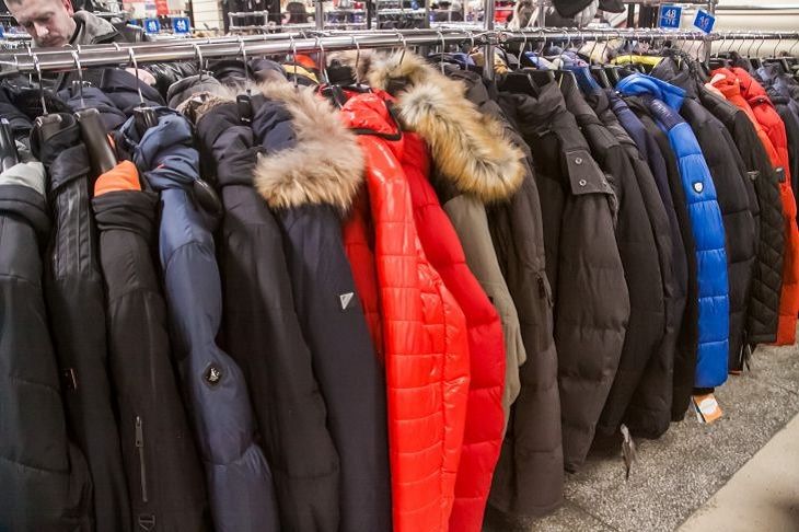 Чем почистить рукава пуховика, не прибегая к стирке: результат через 10 минут без разводов и гелей