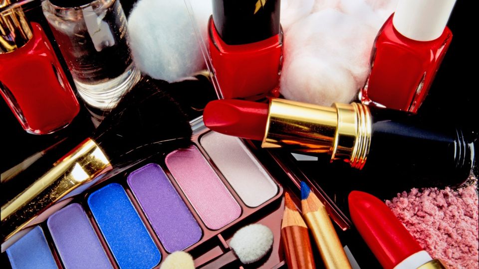 Это точно подделка: вот как проверить качество косметики прямо в магазине