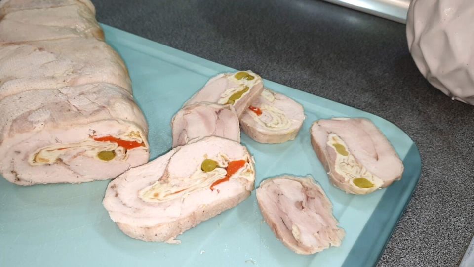 Куриный рулет: Простой и Вкусный Рецепт, Который Порадует Всю Семью