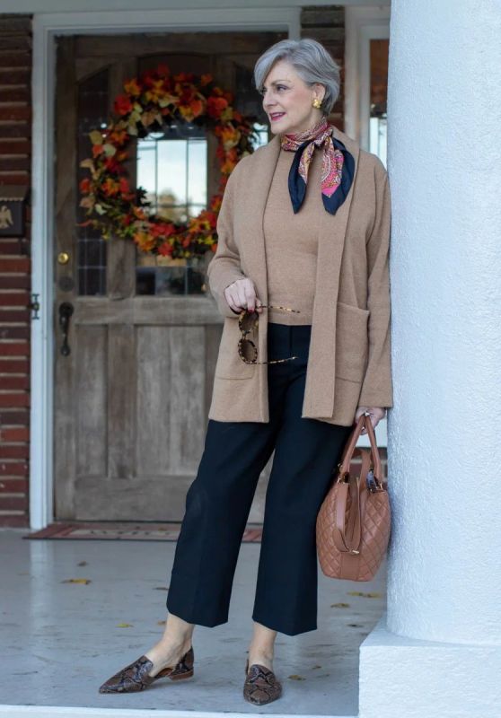 Осенний стиль: модные образы с черными брюками для женщин 60+