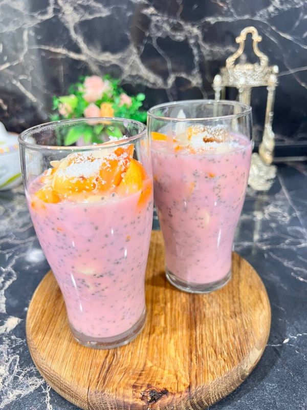 Простой и полезный десерт: семена чиа в йогурте с фруктами