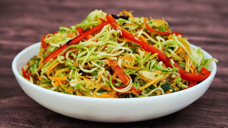 Пикантный салат из кабачков: простой рецепт с характером