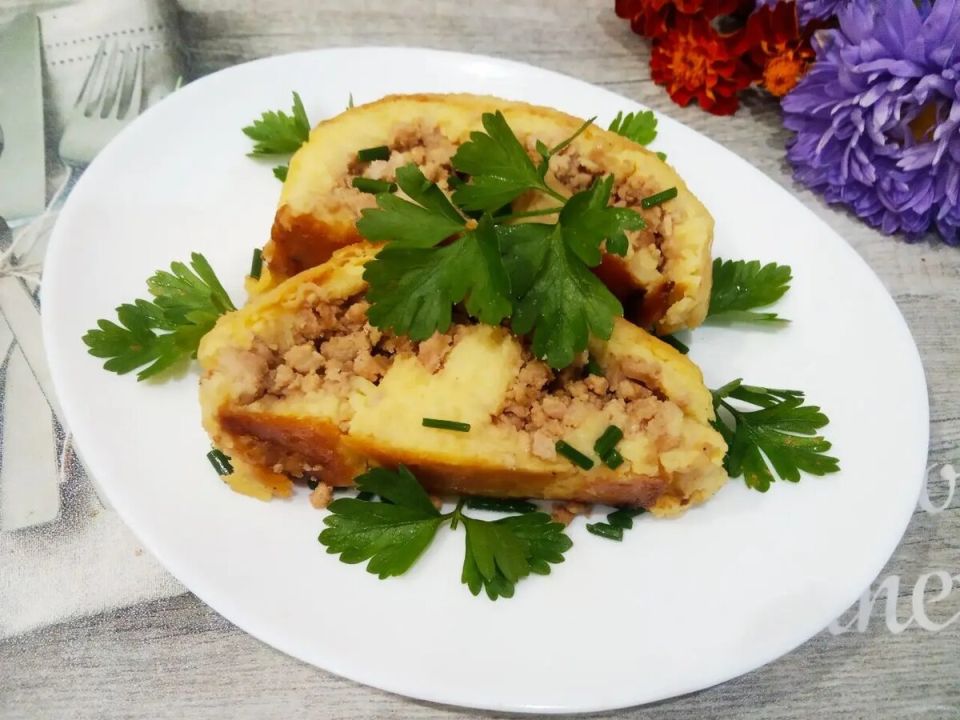 Нежный картофельный рулет с мясной начинкой: вкусная идея для любого стола