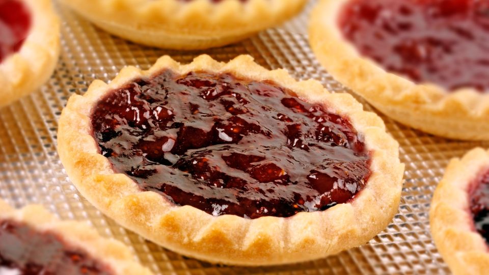 Бюджетный пирог всего из трех ингредиентов: приготовите такую вкуснятину на раз-два