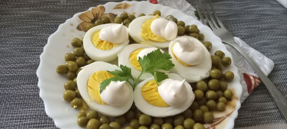 Новая жизнь классической закуски: яйца под майонезом с зеленым горошком