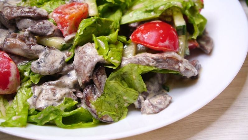 Нежный теплый салат с печенью: идеальный ужин для всей семьи