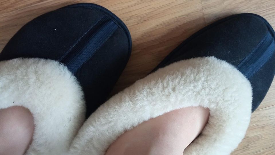 Гениальное решение: Как молодое поколение превращает тапочки в теплую магию с помощью микроволновки