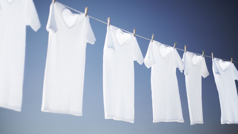 Желтые пятна от пота — больше не приговор: вернуть белизну вещам поможет простейший трюк