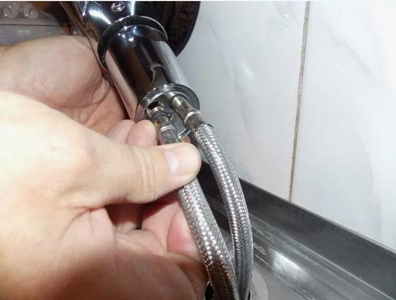 Проблемы с кухонным смесителем: как распознать и устранить течь