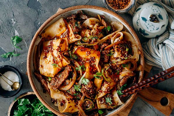 Пряная лапша с бараниной и зирой: как создать ресторанный шедевр у себя на кухне