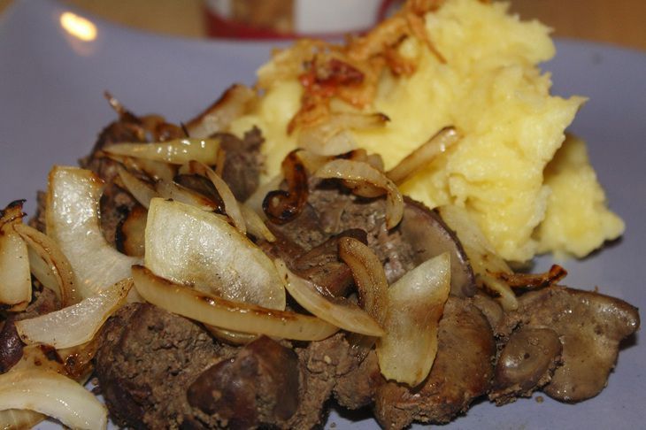 Печень с луком станет любимым блюдом семьи: секретный рецепт, который покорит всех