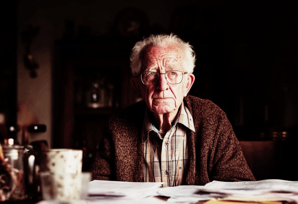 Как мошенники используют страх и жадность для обмана пенсионеров