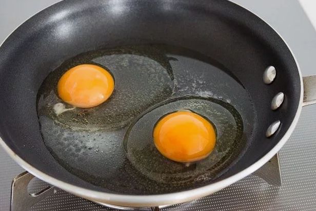 Почему холодные яйца могут испортить вашу яичницу