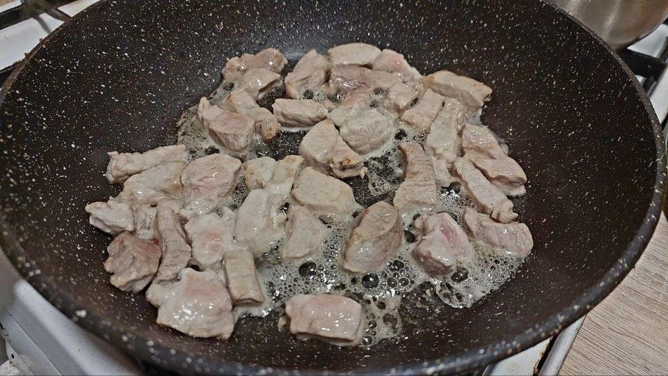 Почему растительное масло пенится при жарке: секреты и советы