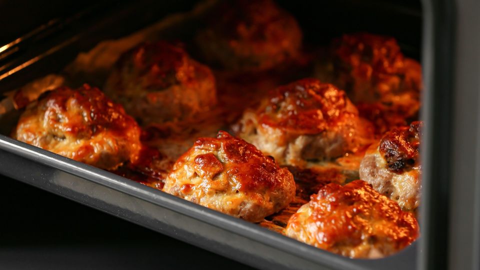 Как приготовить котлеты без жарки: рецепт для тех, кто устал стоять у сковороды