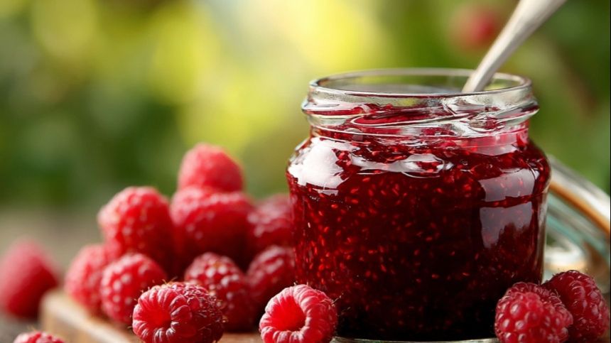 Как защитить зимние заготовки от плесени: простые советы с натуральными консервантами