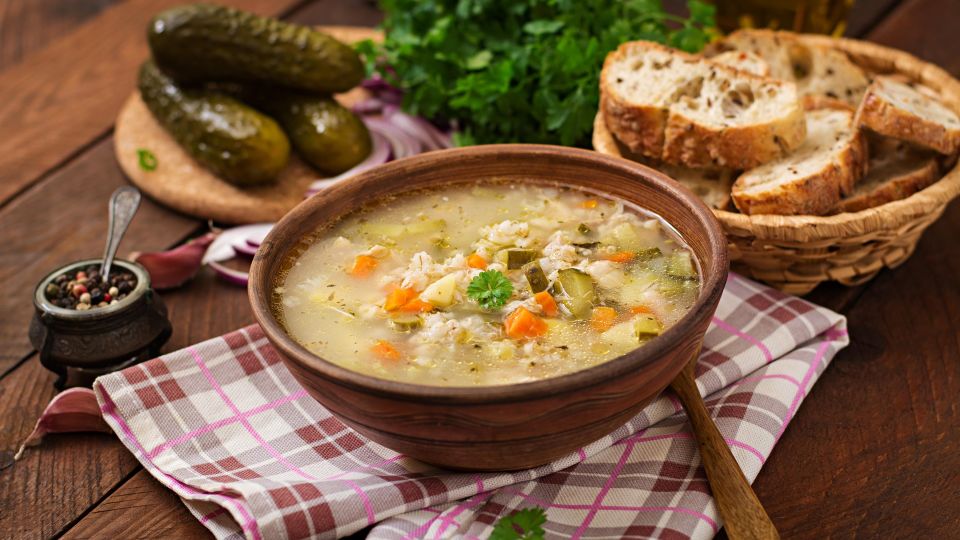 Такой рассольник домочадцы сметут за 5 минут: замените лишь один ингредиент