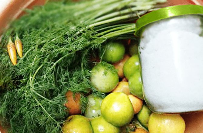 Квашеные бурые помидоры: популярный тренд для летнего стола