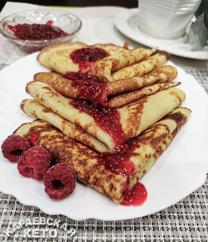 Легкие и вкусные: как приготовить сладкие кето блины с малиновым вареньем