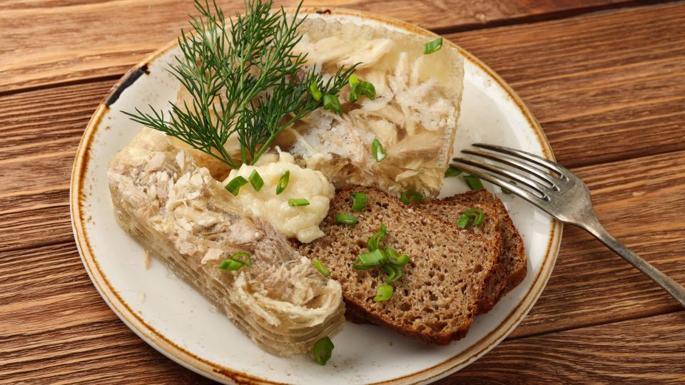 Этот ленивый холодец — находка для занятых хозяек: будет готов за два часа