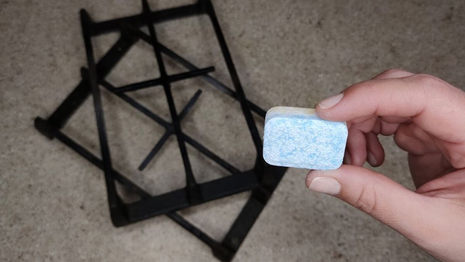 Как быстро и эффективно очистить решетки газовой плиты от жира и нагара