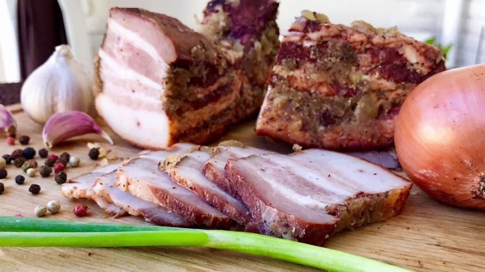 Сало в луковой шелухе: секреты приготовления, которые вам стоит узнать