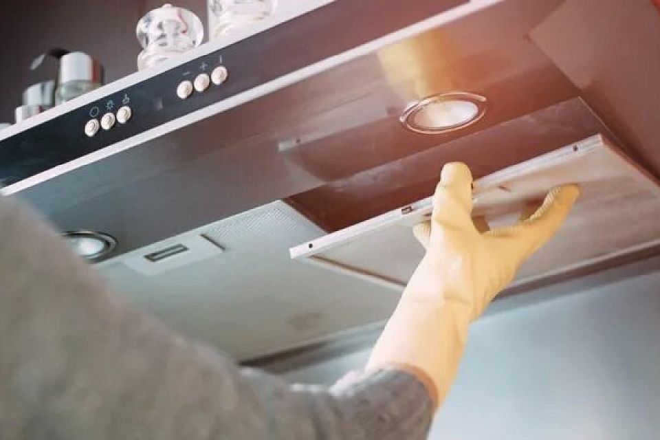 Почему игнорирование чистки вытяжки в кухне может угрожать здоровью