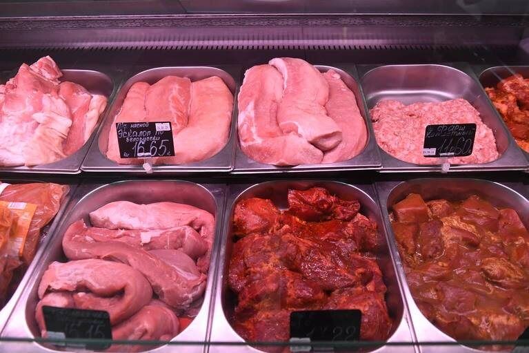 Скандал в Шушарах: на мясной базе подделали сроки годности свинины