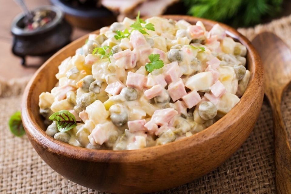 Сроки хранения популярных новогодних салатов от «Роскачества»