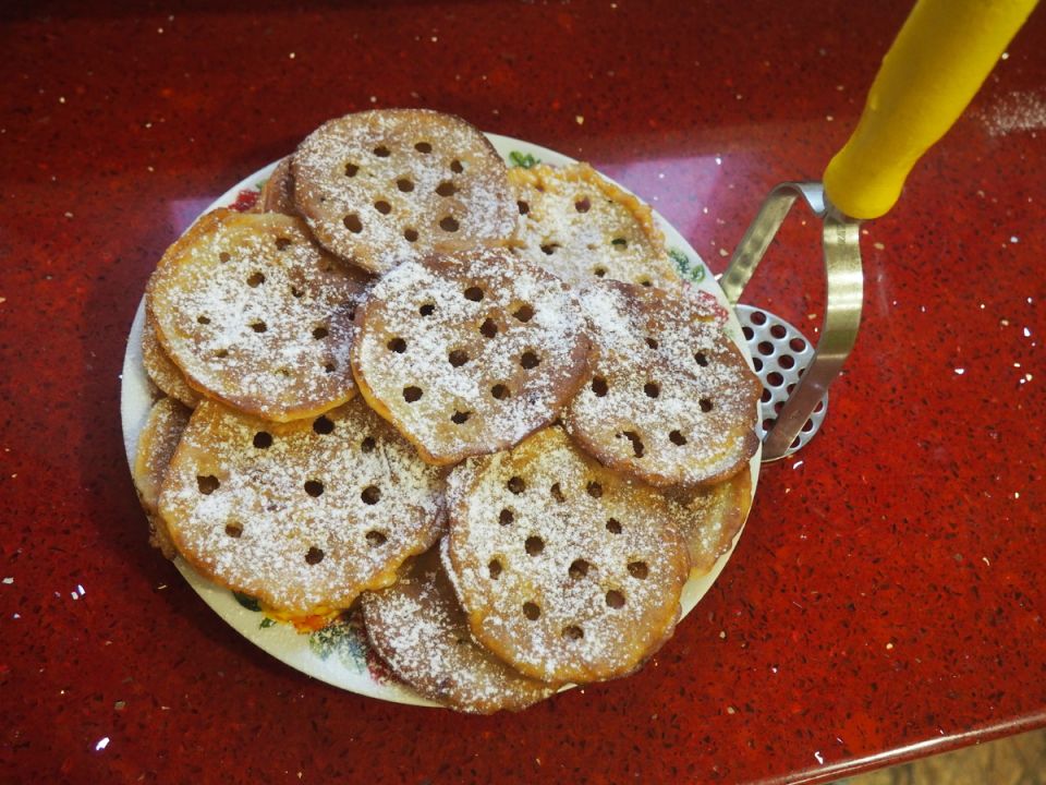 Хрустящий десерт к чаю: необычное применение толкушки