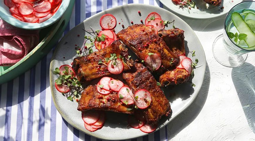 Острые ребрышки на гриле с маринованным редисом — спокойное объяснение вкуса и практики