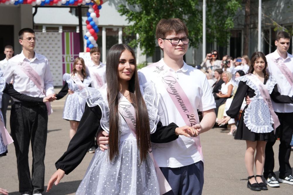 Последние звонки звенят для 14 тысяч одиннадцатиклассников края