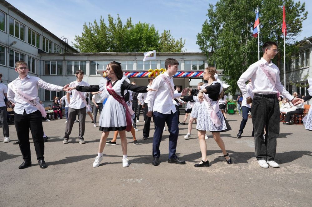 Последние звонки звенят для 14 тысяч одиннадцатиклассников края