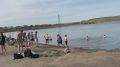 Да, в такой жаркий день жители Красноярска выбирают отдых у воды! Даже табличка Купаться запрещено не помеха! Вода-то ещё холодная, не успела прогреться