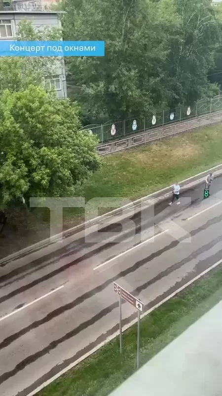 Мужчины с колонкой разбудили жителей улицы Юности в 4 утра
