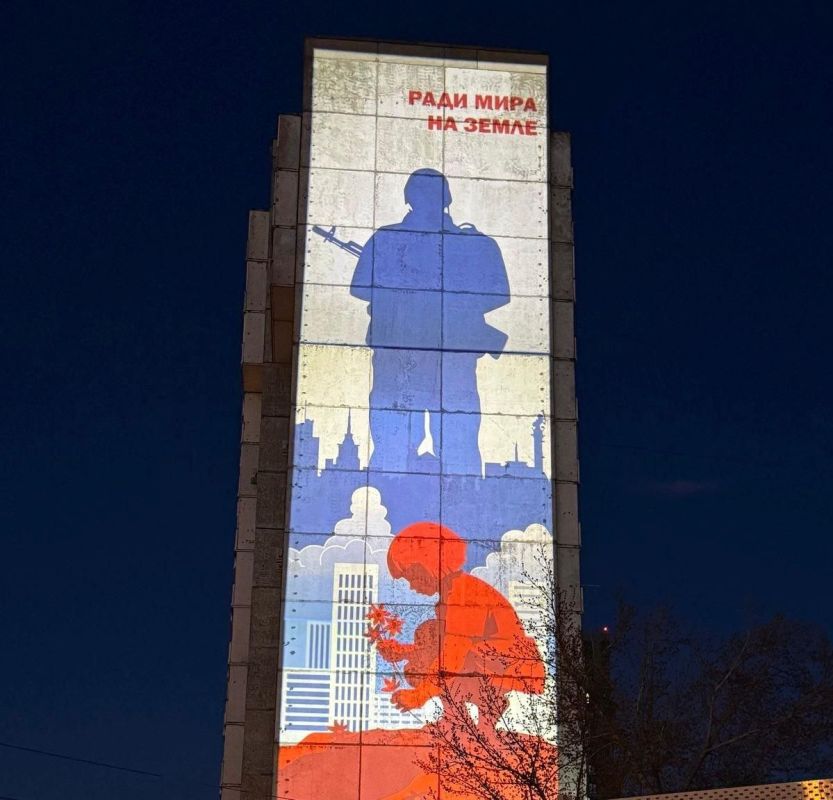 Глава Красноярска Владислав Логинов в своих социальных сетях опубликовал фотографию световой картины «Ради мира на земле», которая по вечерам «загорается» на доме номер 121 на ул. Красной Армии. На ней своей спиной солдат...