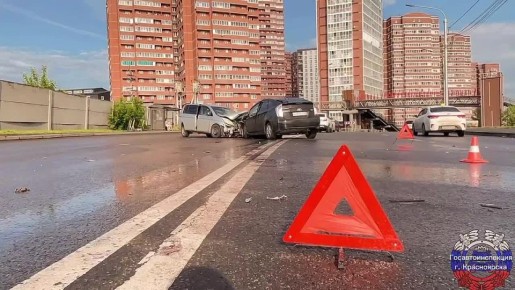 Четыре человека пострадали в лобовой аварии на Калинина в Красноярске