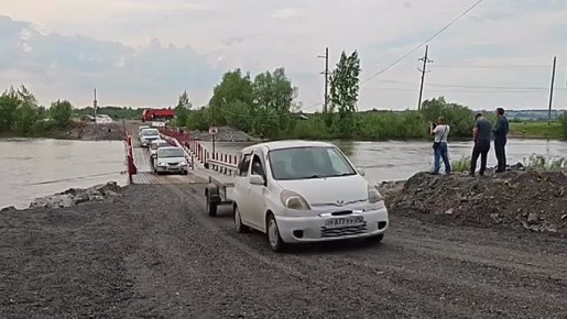 В Ачинске открыли движение по понтонному мосту через Чулым