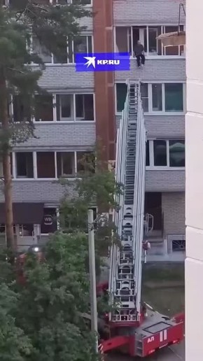 В Пермском крае пожарные спасли дедушку, который сидел на карнизе 4-этажа