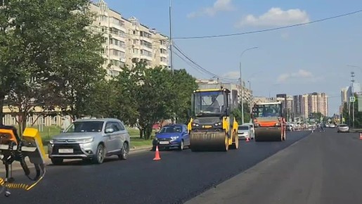 Укладываем чистовой, финишный, слой асфальта на Взлётной