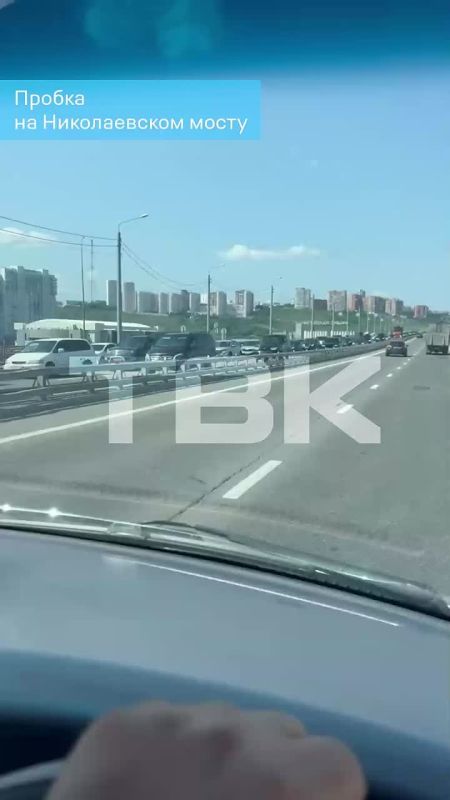 «Все на Ману!»: пробка из автомобилистов растянулась на Николаевском мосту