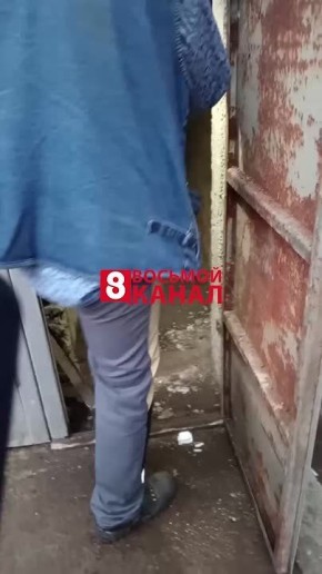 Жители дома на улице Алеши Тимошенкова, 78 два месяца живут среди нечистот