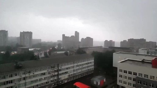 В Красноярске молния попала в высотное здание, вызвав обрушение части кирпичной кладки