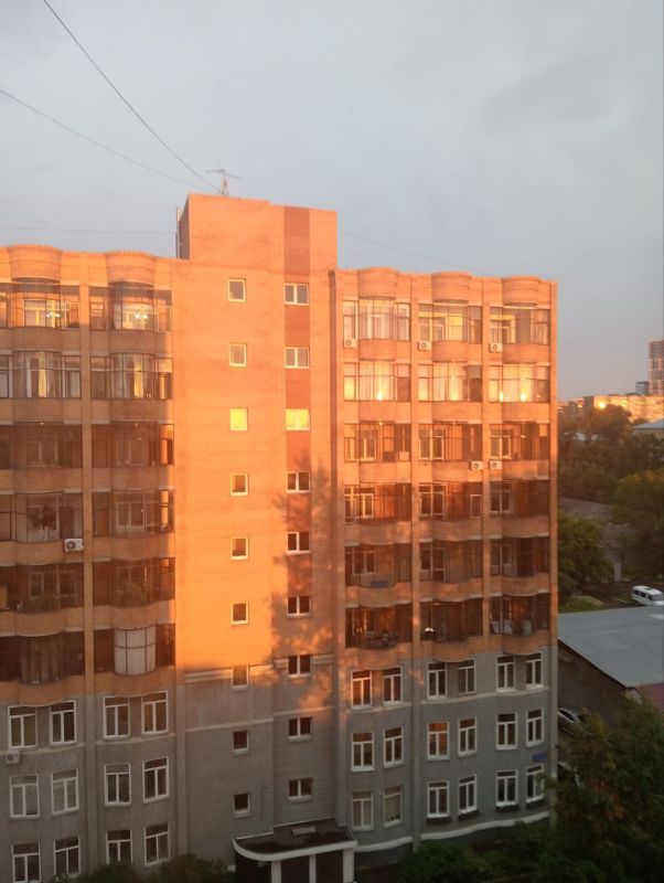 Давайте на секунду отвлечемся от новостей и просто посмотрим, какой яркий и красивый вчера в Красноярске был закат