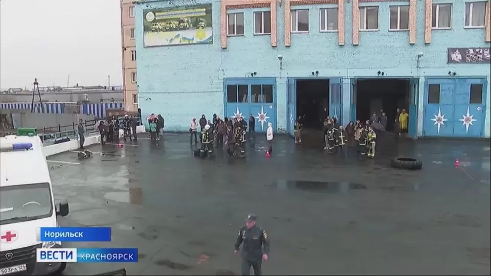 В Норильске прошли соревнования по пожарному кроссфиту